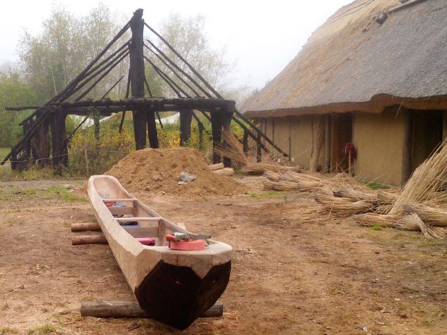 Nachbau eines prähistorischen Einbaums aus Eiche, 2011